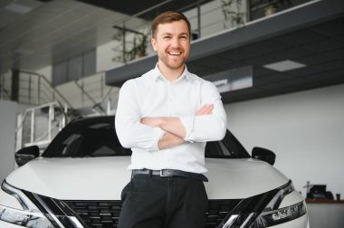 Mutlu müşteri sadece bir araba araba galerisinde satın aldı.