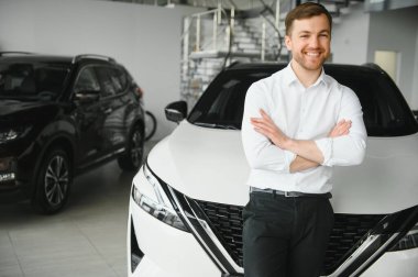 Adam galeriden araba alıyor..