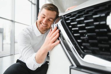 Mutlu müşteri sadece bir araba araba galerisinde satın aldı.