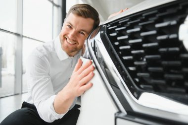 Adam galeriden araba alıyor..