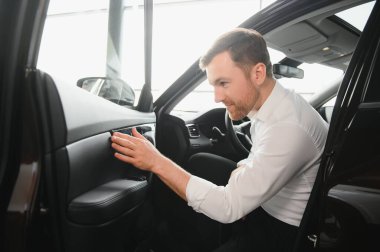 Mutlu müşteri sadece bir araba araba galerisinde satın aldı.