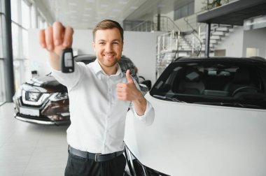 Mutlu adam göstermek onun yeni araba anahtar