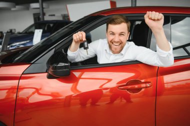 Evet, bu benim yeni arabam. Araba galerisindeki müşteri. Elinde anahtarlar olan genç adam.