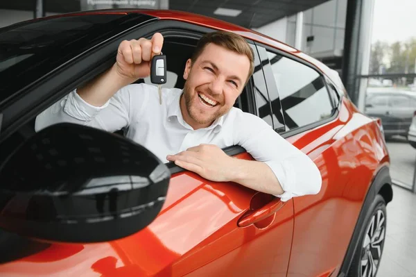 Glücklicher Mann Zeigt Den Schlüssel Seines Neuen Autos — Stockfoto
