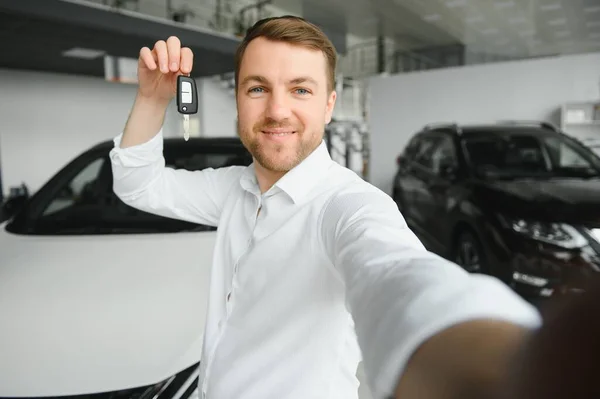 Junger Mann Sucht Sich Autohaus Ein Neues Fahrzeug Aus Und — Stockfoto