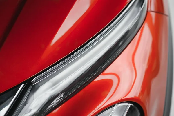 Modern prestijli arabanın far ışığı...