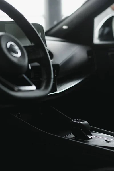 자동차 인테리어 자동차 속도계 스러운 자동차 클러스터 하이브리드 자동차 패널의 — 스톡 사진