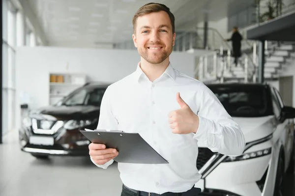 Przyjazny Sprzedawca Pojazdów Prezentuje Nowe Samochody Salonie Koncepcja Wynajmu Samochodów — Zdjęcie stockowe