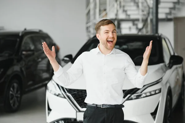 Junger Gutaussehender Mann Steht Der Nähe Von Auto — Stockfoto