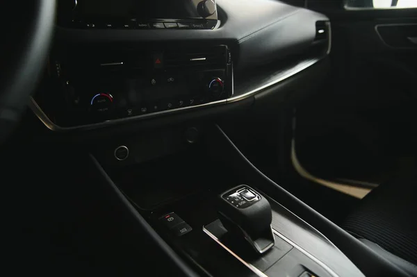 豪华汽车的内部 方向盘 换档杆和仪表盘 — 图库照片