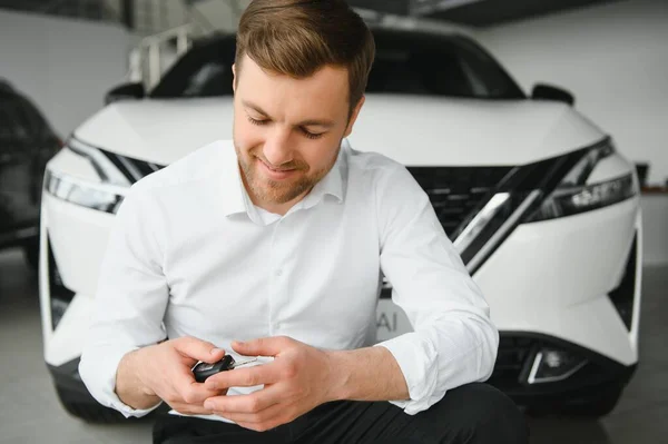 Zufriedener Käufer Mit Autoschlüsseln Vor Dem Modernen Avtosalon Gebäude — Stockfoto