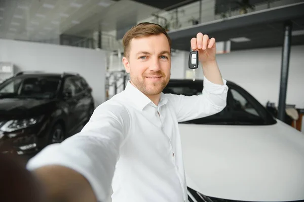 Junger Mann Sucht Sich Autohaus Ein Neues Fahrzeug Aus Und — Stockfoto