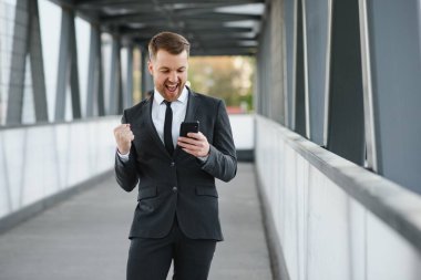 Arka takım elbise giymiş yakışıklı bir erkek model.