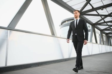 Yakışıklı adam buluşmaya gidiyor..