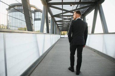 Yakışıklı adam buluşmaya gidiyor..