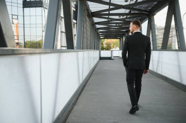 Yakışıklı adam buluşmaya gidiyor..