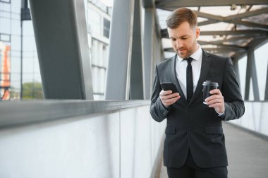 Şehir ortamında yakışıklı bir işadamının portresi.