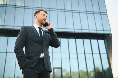 Kapalı geçit Smartphone kullanarak iş adamı
