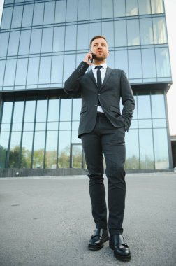 Şehir ortamında yakışıklı bir işadamının portresi.