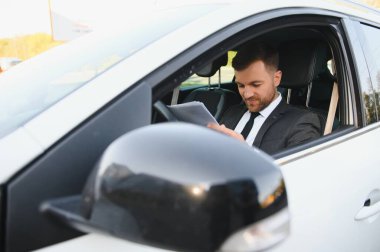 Çekici, zarif, mutlu adam iyi bir arabada..