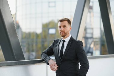 Yakışıklı adam buluşmaya gidiyor..