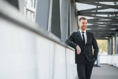 Şehir ortamında yakışıklı bir işadamının portresi.