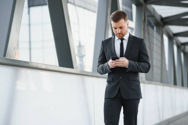 Kapalı geçit Smartphone kullanarak iş adamı