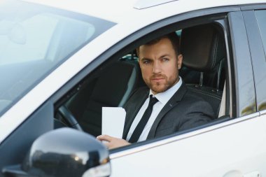 Çekici, zarif, mutlu adam iyi bir arabada..