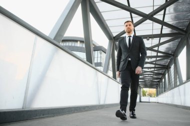 Yakışıklı adam buluşmaya gidiyor..