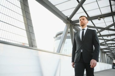 Yakışıklı adam buluşmaya gidiyor..