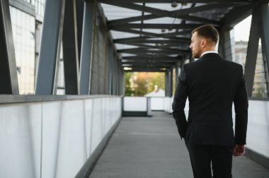 Şehir ortamında yakışıklı bir işadamının portresi.