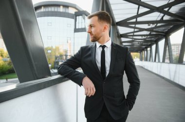 Şehir ortamında yakışıklı bir işadamının portresi.