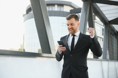 Şehir ortamında yakışıklı bir işadamının portresi.