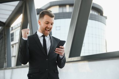 Şehir ortamında yakışıklı bir işadamının portresi.