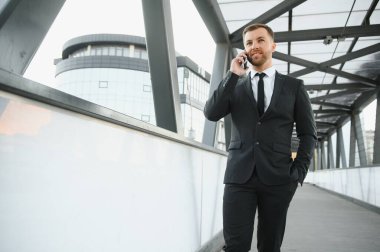 Genç adam resmi giyinmiş ve başarısının tadını çıkarıyor. Kazanan konsept.