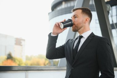 Şehir ortamında yakışıklı bir işadamının portresi.