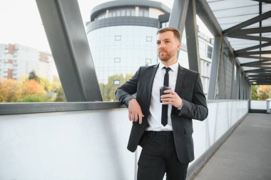 Paket kahve. Yürü ve taze kahvenin tadını çıkar. Sokakta birini bekliyorum. Sakallı hippi, kahve fincanı içer. İyi hazırlanmış bir işadamı, şehir dışında kahve molası verir..