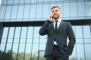 Kapalı geçit Smartphone kullanarak iş adamı