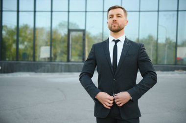 Şehir ortamında yakışıklı bir işadamının portresi.