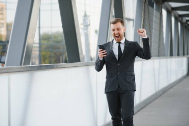 Şehir ortamında yakışıklı bir işadamının portresi.