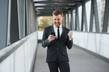 Kapalı geçit Smartphone kullanarak iş adamı