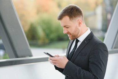 Kapalı geçit Smartphone kullanarak iş adamı