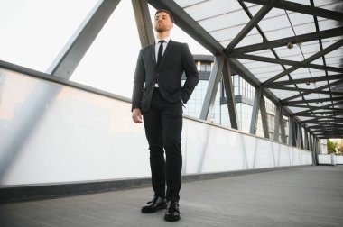 Şehir ortamında yakışıklı bir işadamının portresi.