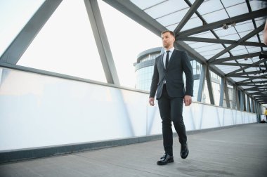 Yakışıklı adam buluşmaya gidiyor..