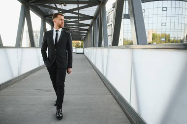 Yakışıklı adam buluşmaya gidiyor..