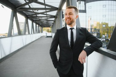 Modern bir iş ortamında gülümseyen bir iş adamının portresi..