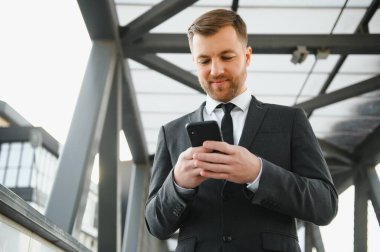 Şehir ortamında yakışıklı bir işadamının portresi.