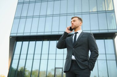 Kapalı geçit Smartphone kullanarak iş adamı