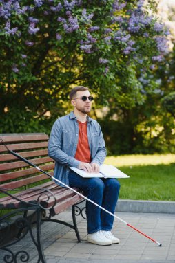 Kör adam bankta oturuyor..