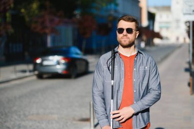 Kör adam. Özürlü, engelli ve günlük hayatı olan insanlar. Bastonlu görme engelli bir adam.